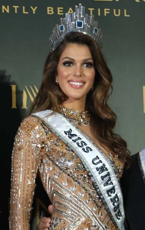 Iris Mittenaere Sur phénix parmi grâce avec peinture culturelle